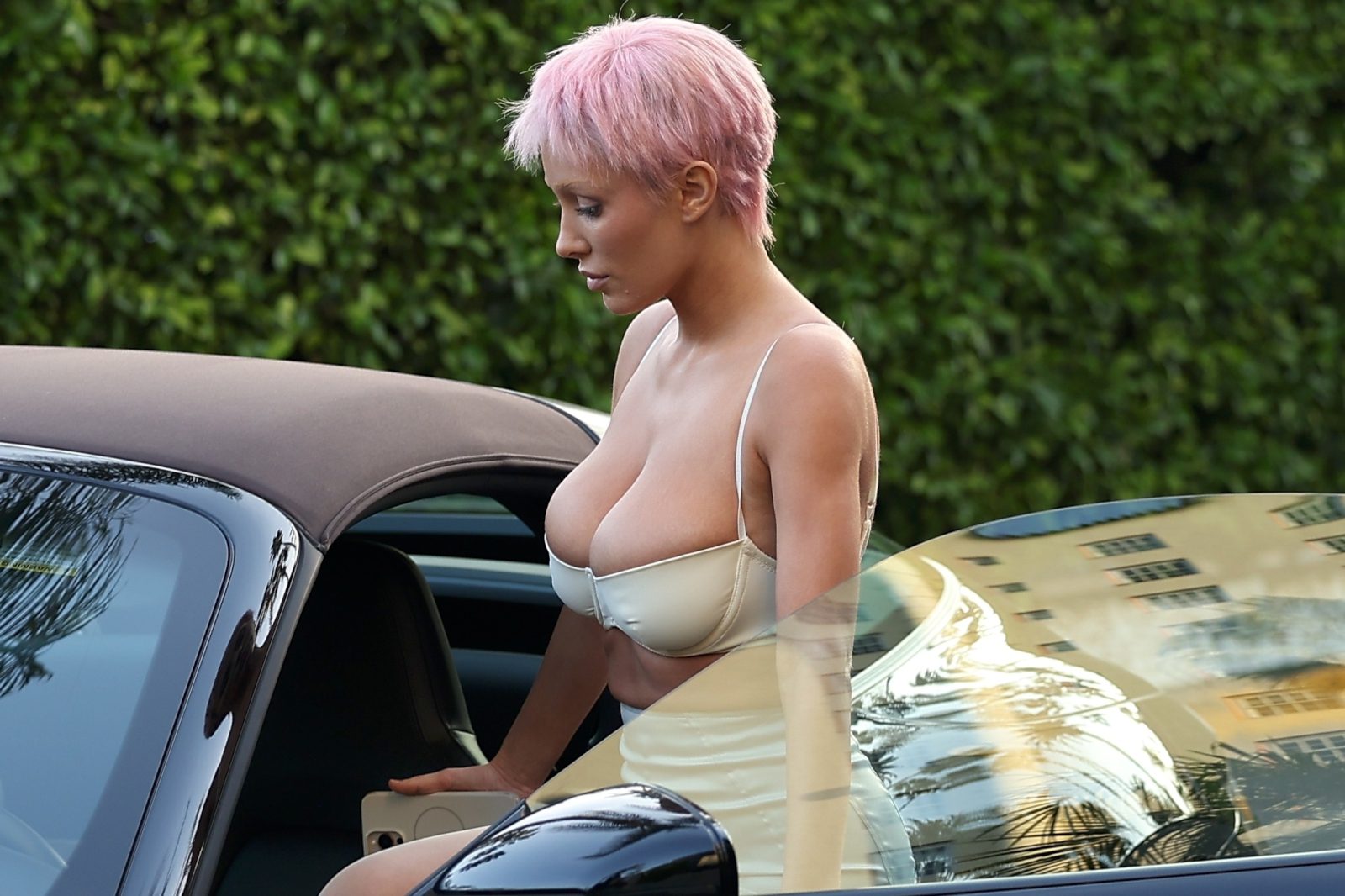 Слишком коротенькая юбочка Бьянки Цензори не смогла прикрыть её нижнего белья